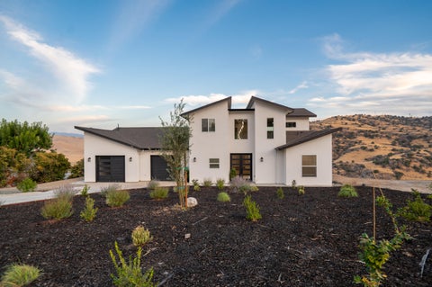 Photo of 556 High Sierra Drive, Exeter, CA 93221 (MLS # 243528)