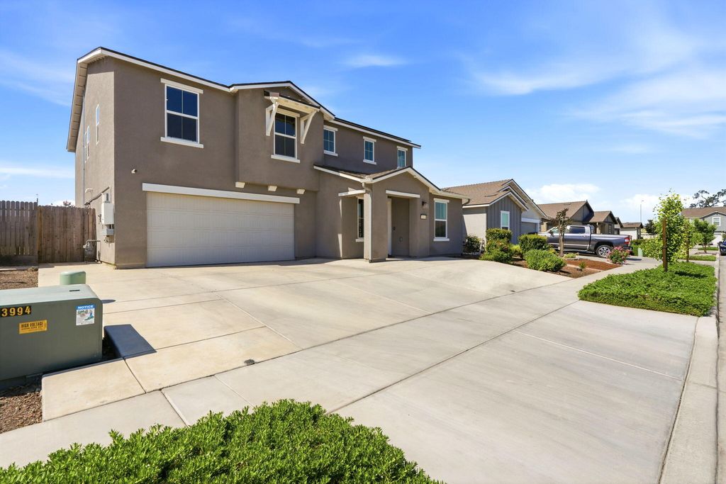 Photo of 1033 E Loyola Avenue, Visalia, CA 93292 (MLS # 241727)