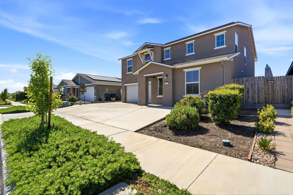 Photo of 1033 E Loyola Avenue, Visalia, CA 93292 (MLS # 241727)