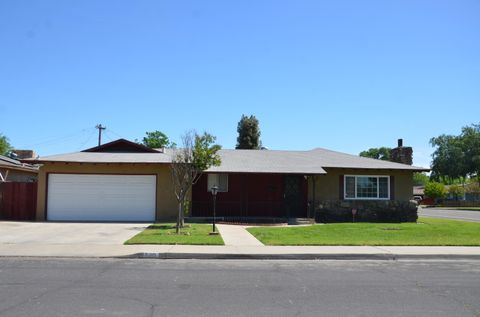 Photo of 320 Byron Court, Lemoore, CA 93245 (MLS # 240913)