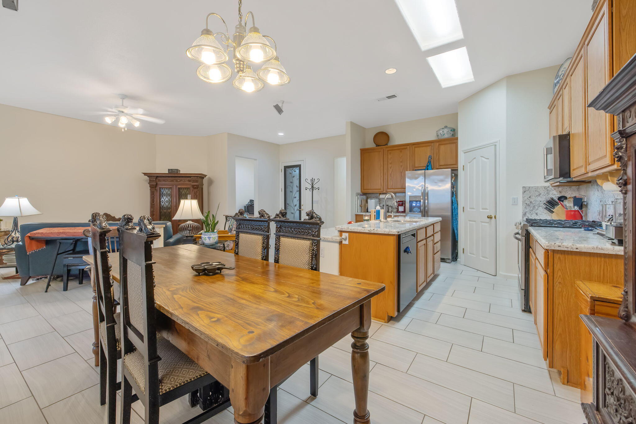 Hanford, California 93230, United States, 4 Bedrooms Bedrooms, ,2 BathroomsBathrooms,Residential,Active,249343