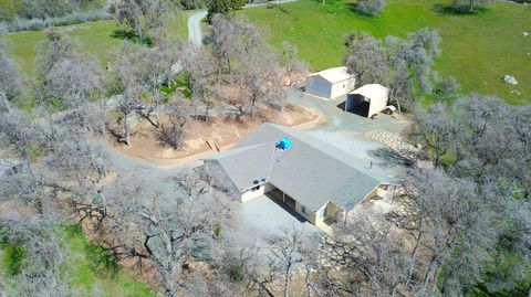 Photo of 43717 Deer Creek Mill Road, California Hot Springs, CA 93207 (MLS # 239426)