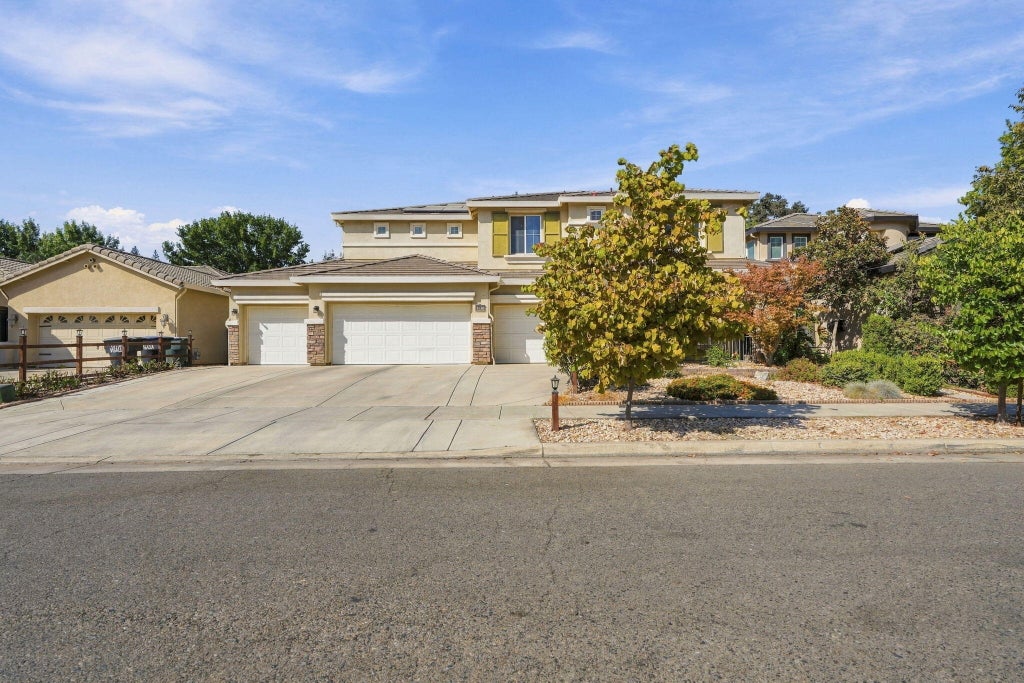 Photo of 3138 W Ceres Court, Visalia, CA 93291 (MLS # 244279)