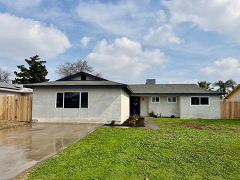 Photo of 2650 S Chinowth Street, Visalia, CA 93277 (MLS # 240053)