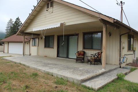 Photo of 265 Pierpoint Drive, Springville, CA 93265 (MLS # 242021)