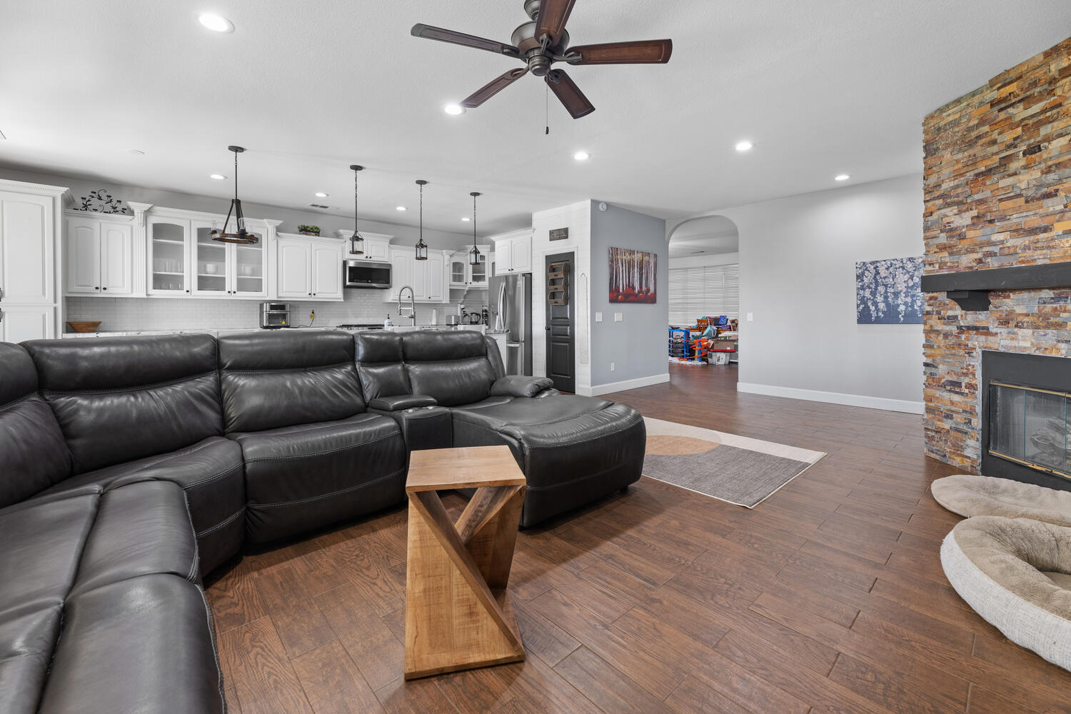 Tulare, California 93274, United States, 3 Bedrooms Bedrooms, ,2 BathroomsBathrooms,Residential,Active,94619