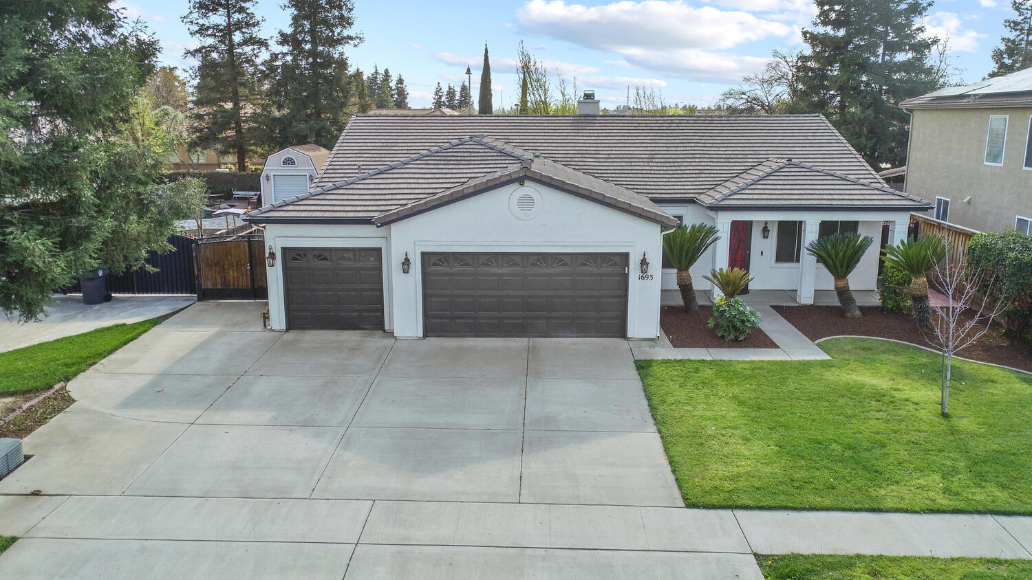 Tulare, California 93274, United States, 3 Bedrooms Bedrooms, ,2 BathroomsBathrooms,Residential,Active,94619