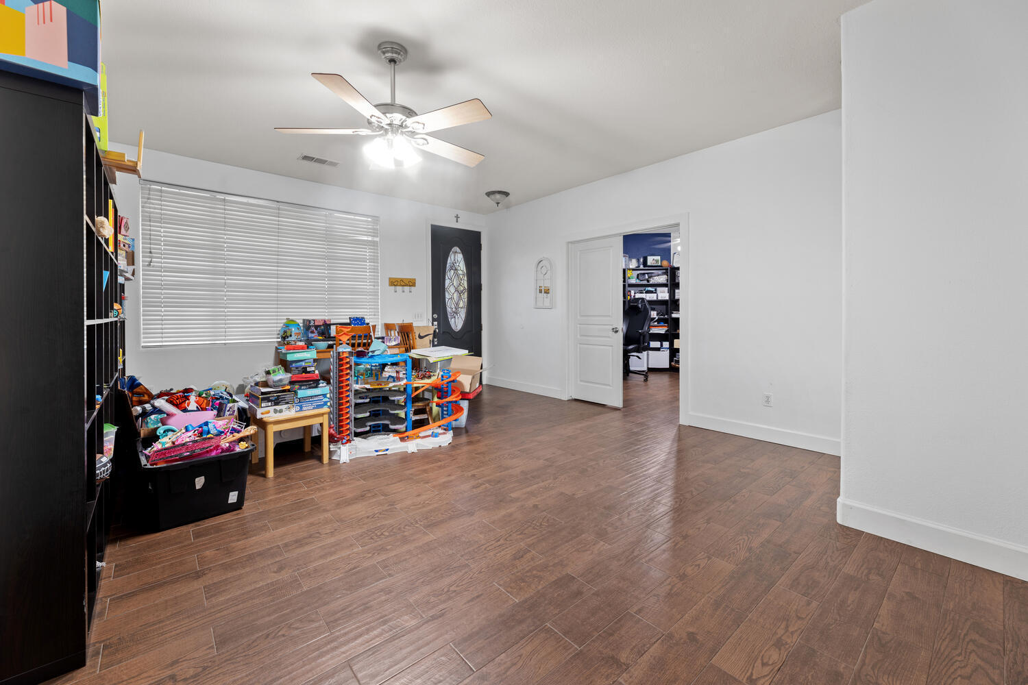 Tulare, California 93274, United States, 3 Bedrooms Bedrooms, ,2 BathroomsBathrooms,Residential,Active,94619