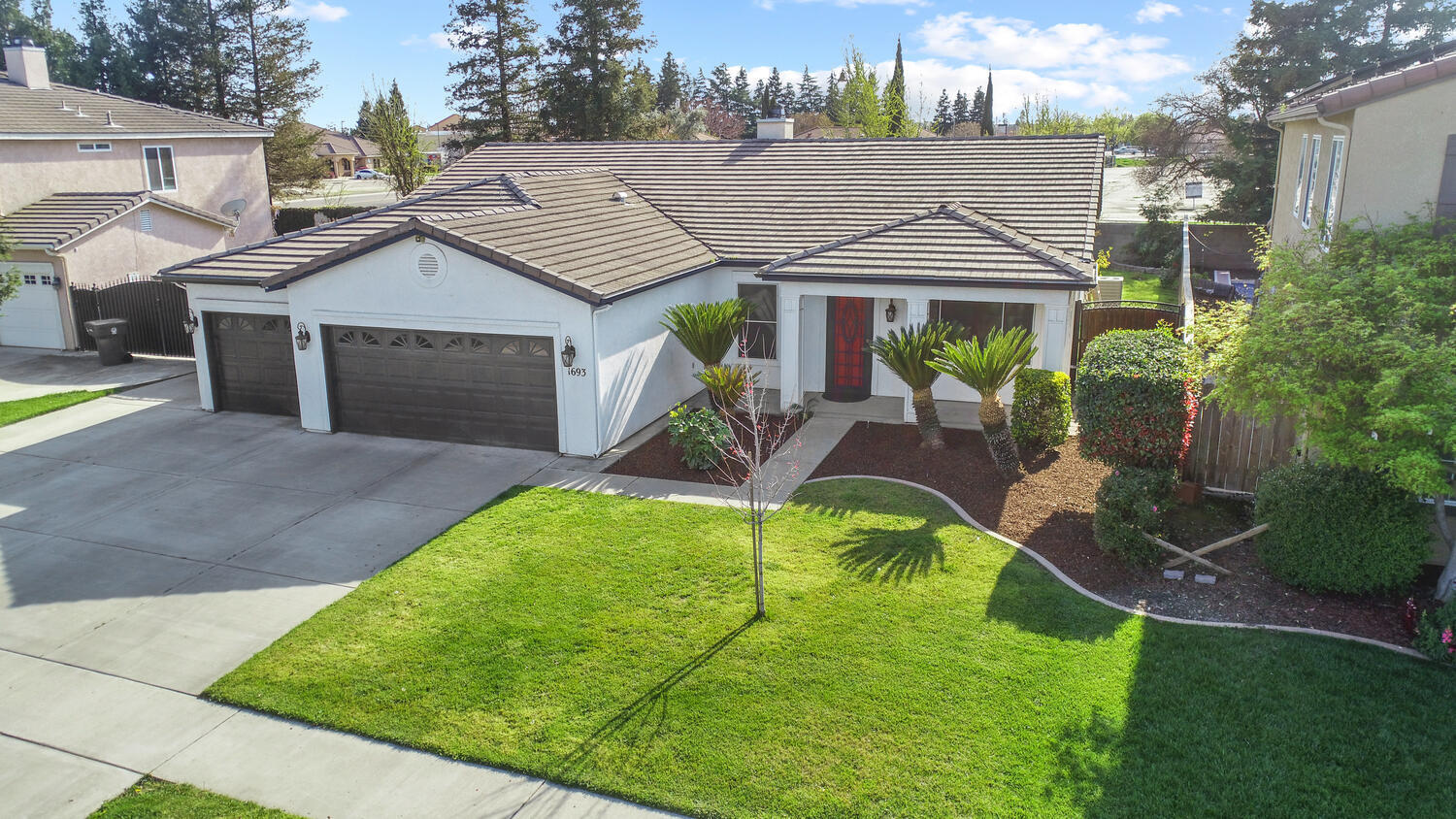 Tulare, California 93274, United States, 3 Bedrooms Bedrooms, ,2 BathroomsBathrooms,Residential,Active,94619