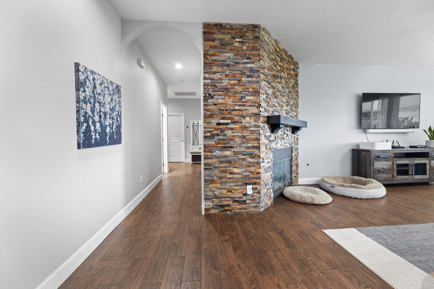 Tulare, California 93274, United States, 3 Bedrooms Bedrooms, ,2 BathroomsBathrooms,Residential,Active,94619