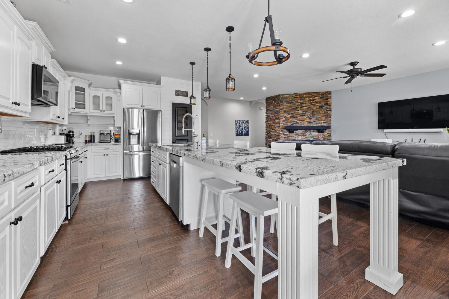 Tulare, California 93274, United States, 3 Bedrooms Bedrooms, ,2 BathroomsBathrooms,Residential,Active,94619