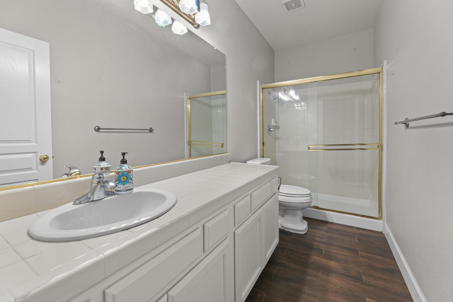 Tulare, California 93274, United States, 3 Bedrooms Bedrooms, ,2 BathroomsBathrooms,Residential,Active,94619