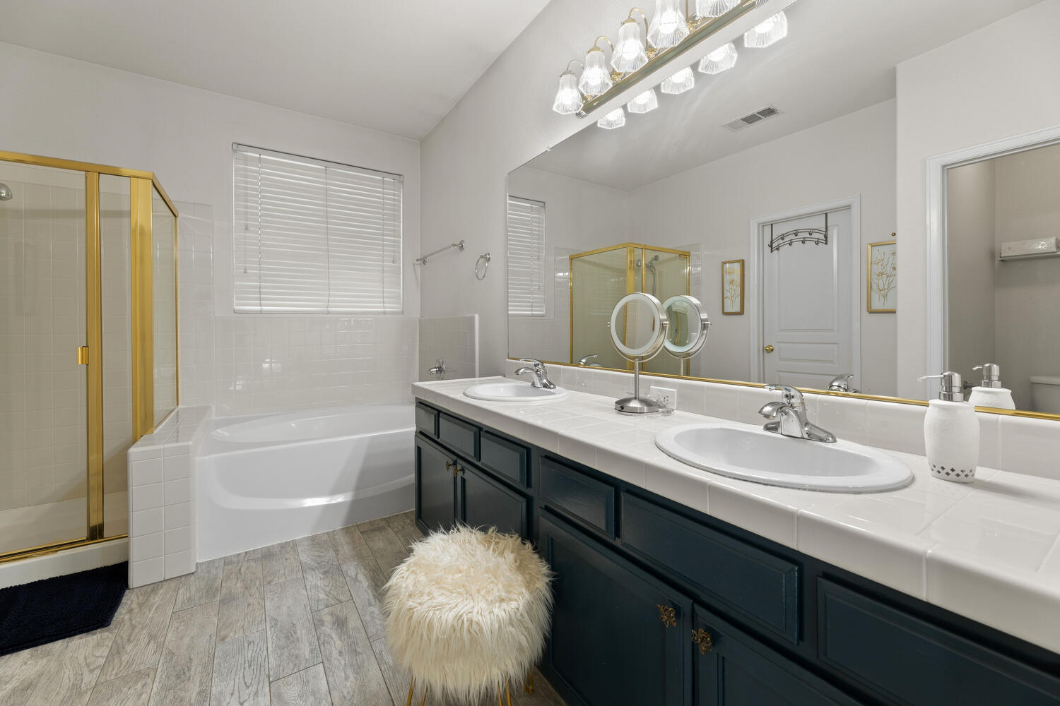 Tulare, California 93274, United States, 3 Bedrooms Bedrooms, ,2 BathroomsBathrooms,Residential,Active,94619