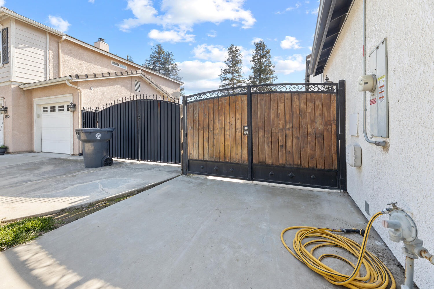 Tulare, California 93274, United States, 3 Bedrooms Bedrooms, ,2 BathroomsBathrooms,Residential,Active,94619