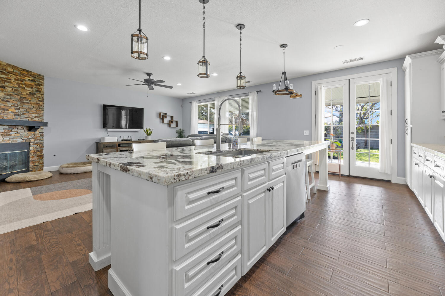 Tulare, California 93274, United States, 3 Bedrooms Bedrooms, ,2 BathroomsBathrooms,Residential,Active,94619