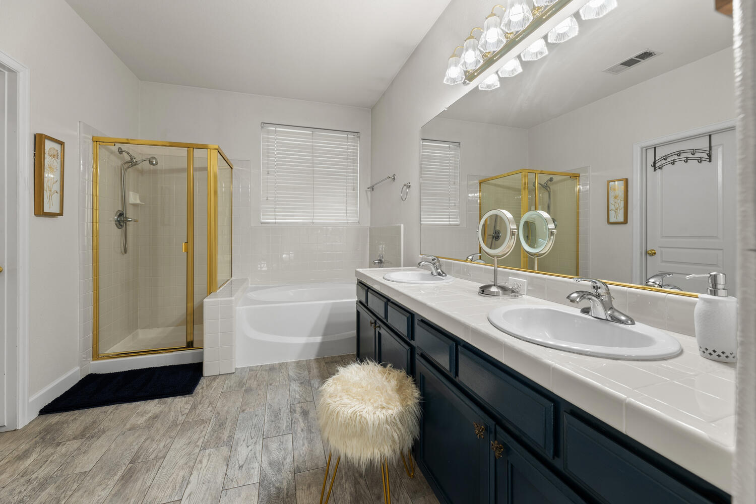 Tulare, California 93274, United States, 3 Bedrooms Bedrooms, ,2 BathroomsBathrooms,Residential,Active,94619