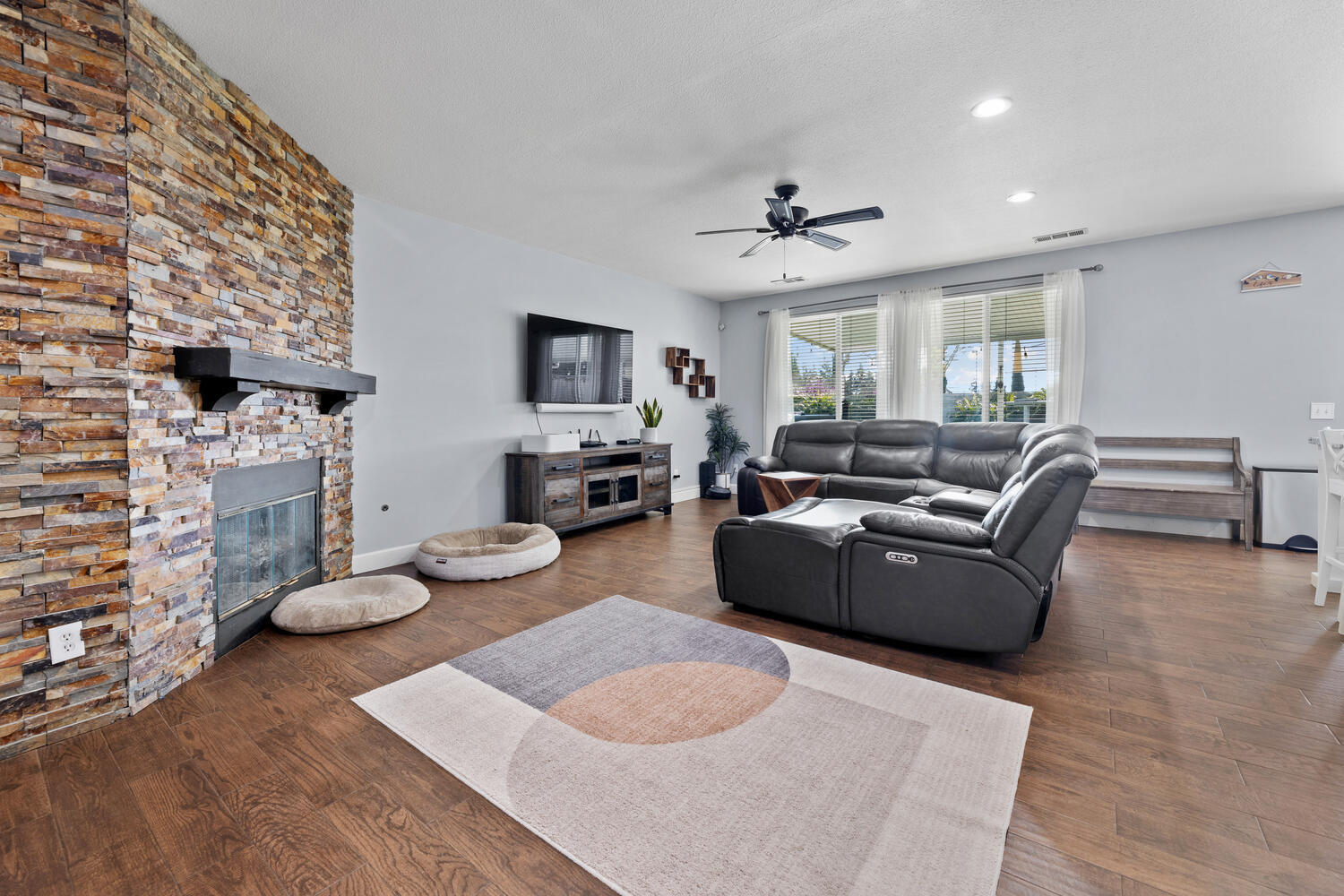 Tulare, California 93274, United States, 3 Bedrooms Bedrooms, ,2 BathroomsBathrooms,Residential,Active,94619