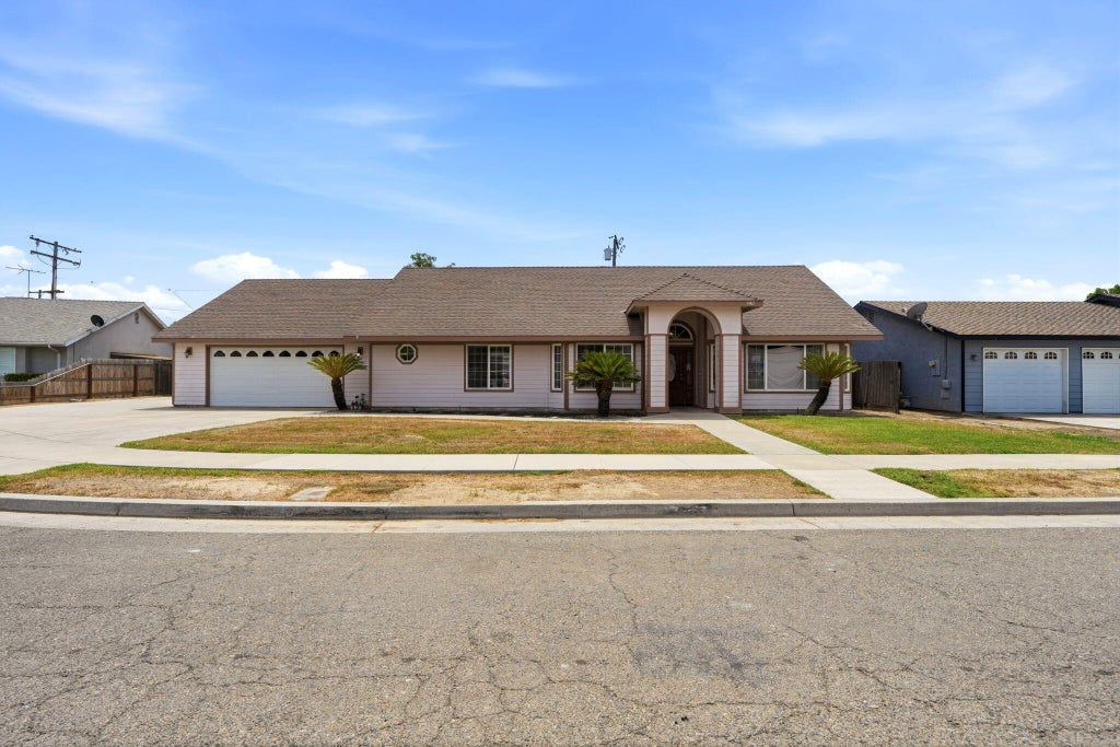 Photo of 1487 Boyd Court, Tulare, CA 93274 (MLS # 243498)