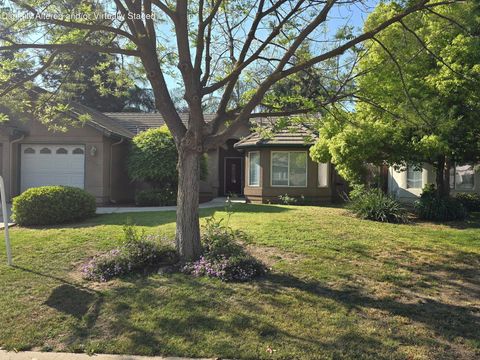 Photo of 3927 E Center Street, Visalia, CA 93291 (MLS # 240514)