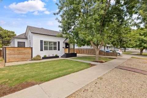 Photo of 224 E 10th Street, Hanford, CA 93230 (MLS # 243630)