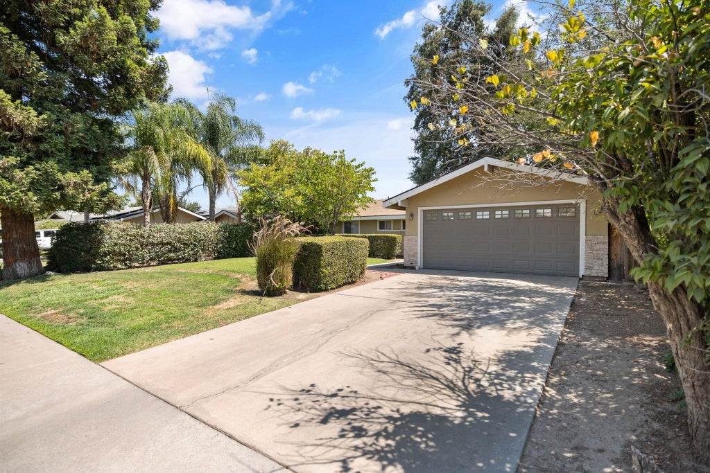 Photo of 1730 S Atwood Street, Visalia, CA 93277 (MLS # 243406)