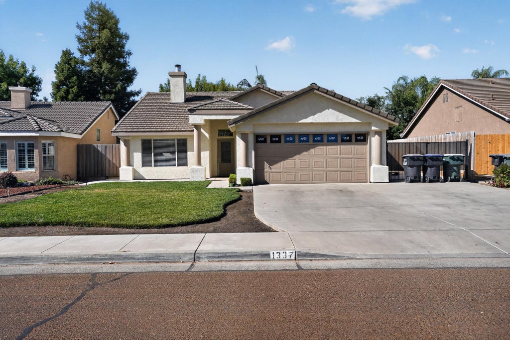 Photo of 1337 E Sunnyside, Visalia, CA 93292 (MLS # 243363)