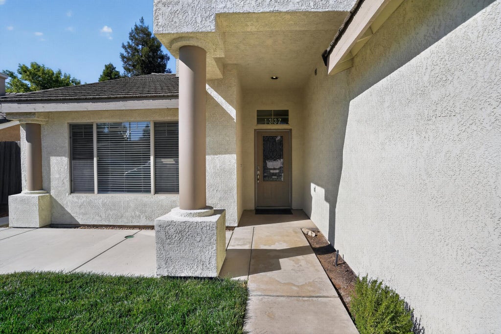 Photo of 1337 E Sunnyside, Visalia, CA 93292 (MLS # 243363)