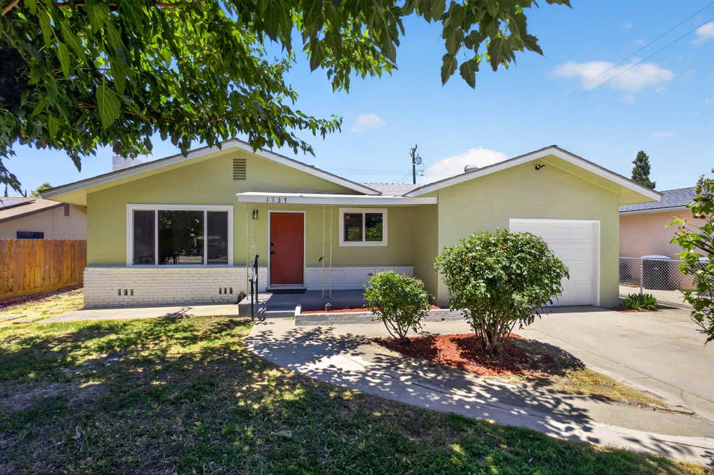 Photo of 1137 N Gowdy Street, Visalia, CA 93292 (MLS # 242312)