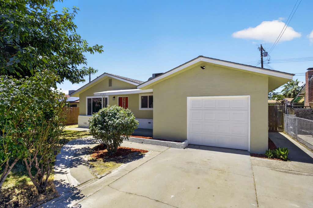 Photo of 1137 N Gowdy Street, Visalia, CA 93292 (MLS # 242312)