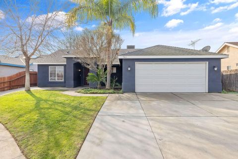 Photo of 741 Bender Court, Tulare, CA 93274 (MLS # 240084)