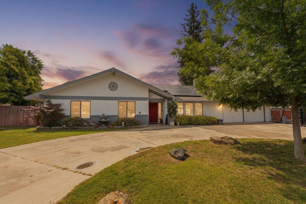 Photo of 1025 W Monte Vista, Visalia, CA 93277 (MLS # 241331)