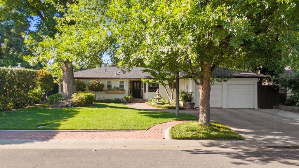 Photo of 1610 W Meadow Avenue, Visalia, CA 93277 (MLS # 242146)