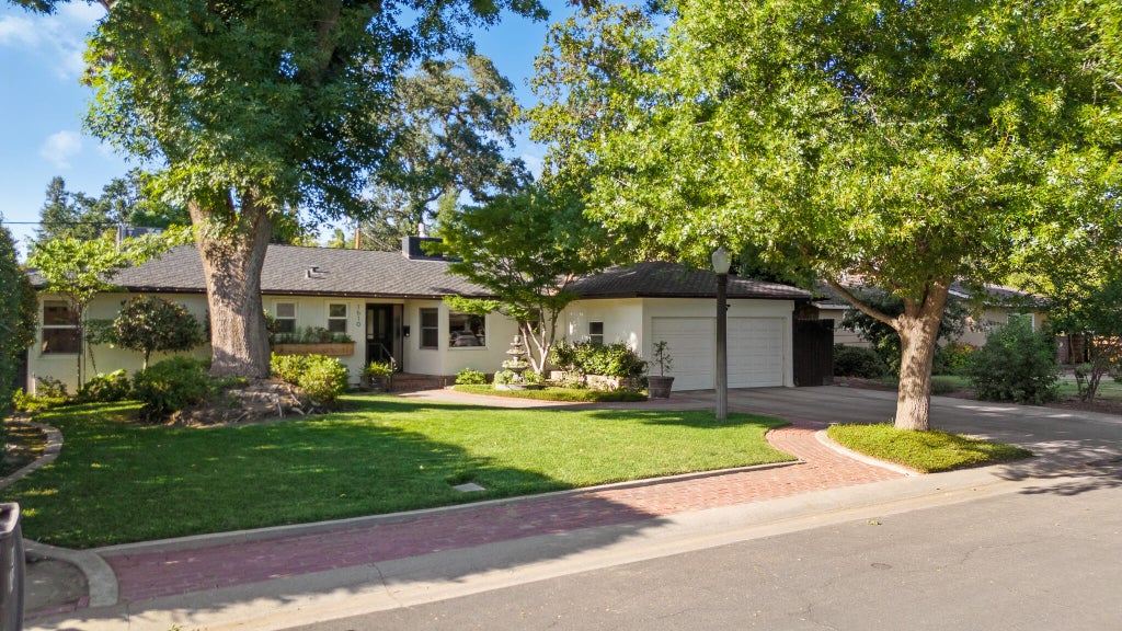 Photo of 1610 W Meadow Avenue, Visalia, CA 93277 (MLS # 242146)