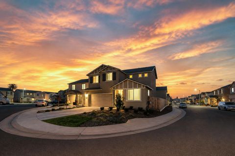 Photo of 2207 S Crumal Street, Visalia, CA 93292 (MLS # 240204)