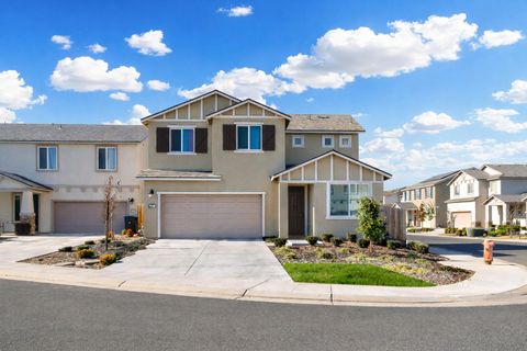 Photo of 2207 S Crumal Street, Visalia, CA 93292 (MLS # 240204)