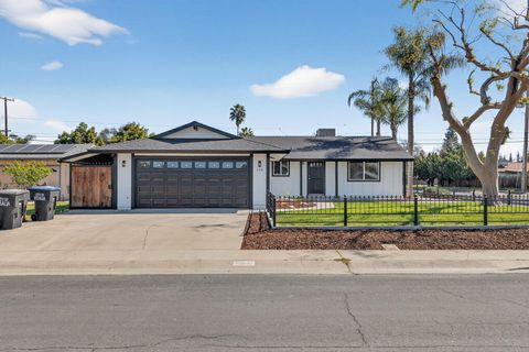 Photo of 104 N Crumal Street, Visalia, CA 93292 (MLS # 240215)
