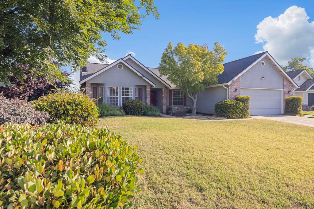 Photo of 4324 W Orchard Avenue, Visalia, CA 93277 (MLS # 241386)