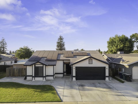 Photo of 1960 W Merritt Avenue, Tulare, CA 93274 (MLS # 243086)