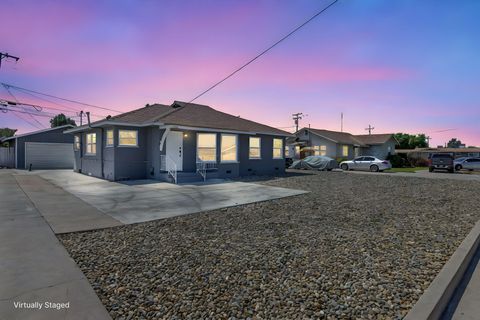 Photo of 1483 E Bardsley Avenue, Tulare, CA 93274 (MLS # 239641)