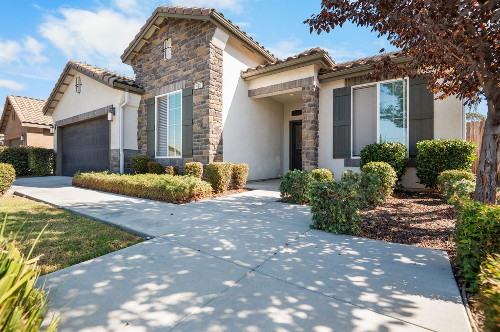 Photo of 918 S Crumal Street, Visalia, CA 93292 (MLS # 244581)