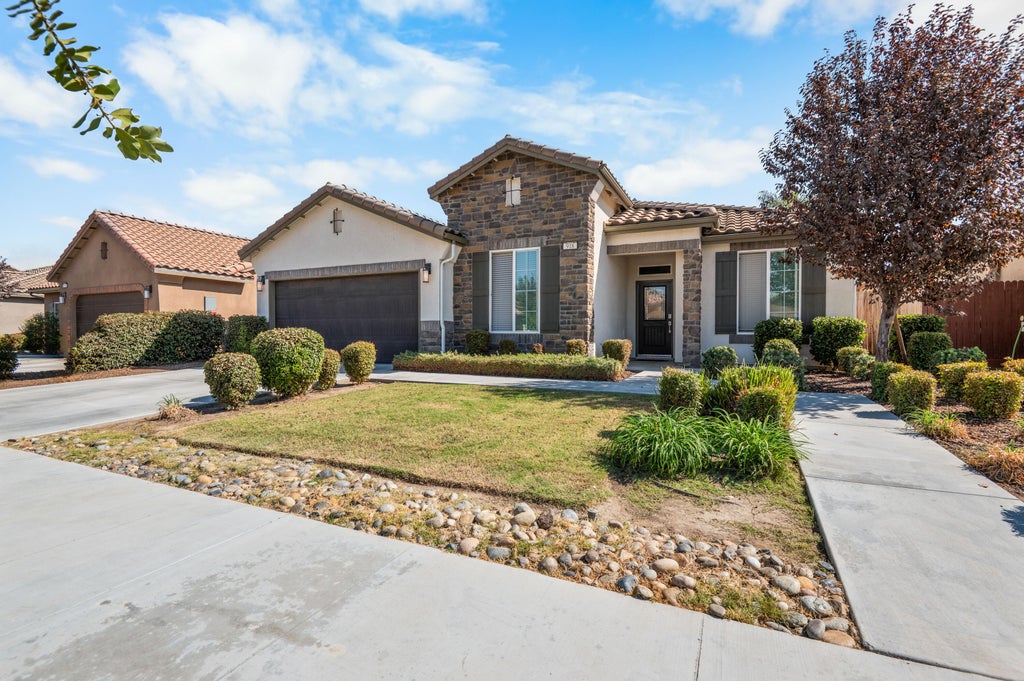 Photo of 918 S Crumal Street, Visalia, CA 93292 (MLS # 244581)