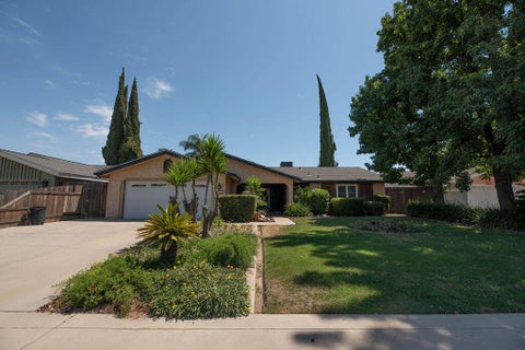Photo of 1101 W Mary Avenue, Visalia, CA 93277 (MLS # 242995)