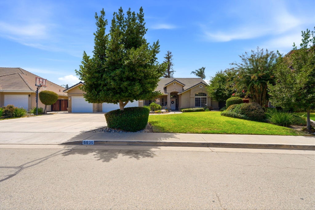 Photo of 5535 W Vine Court, Visalia, CA 93291 (MLS # 243567)
