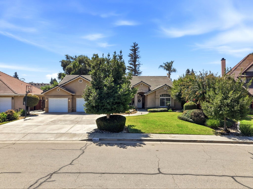 Photo of 5535 W Vine Court, Visalia, CA 93291 (MLS # 243567)