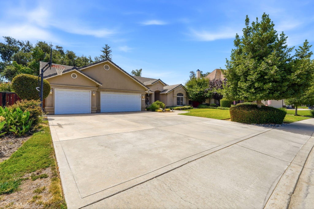 Photo of 5535 W Vine Court, Visalia, CA 93291 (MLS # 243567)