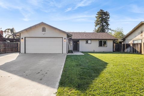 Photo of 1921 S Irwin Street, Tulare, CA 93274 (MLS # 240331)