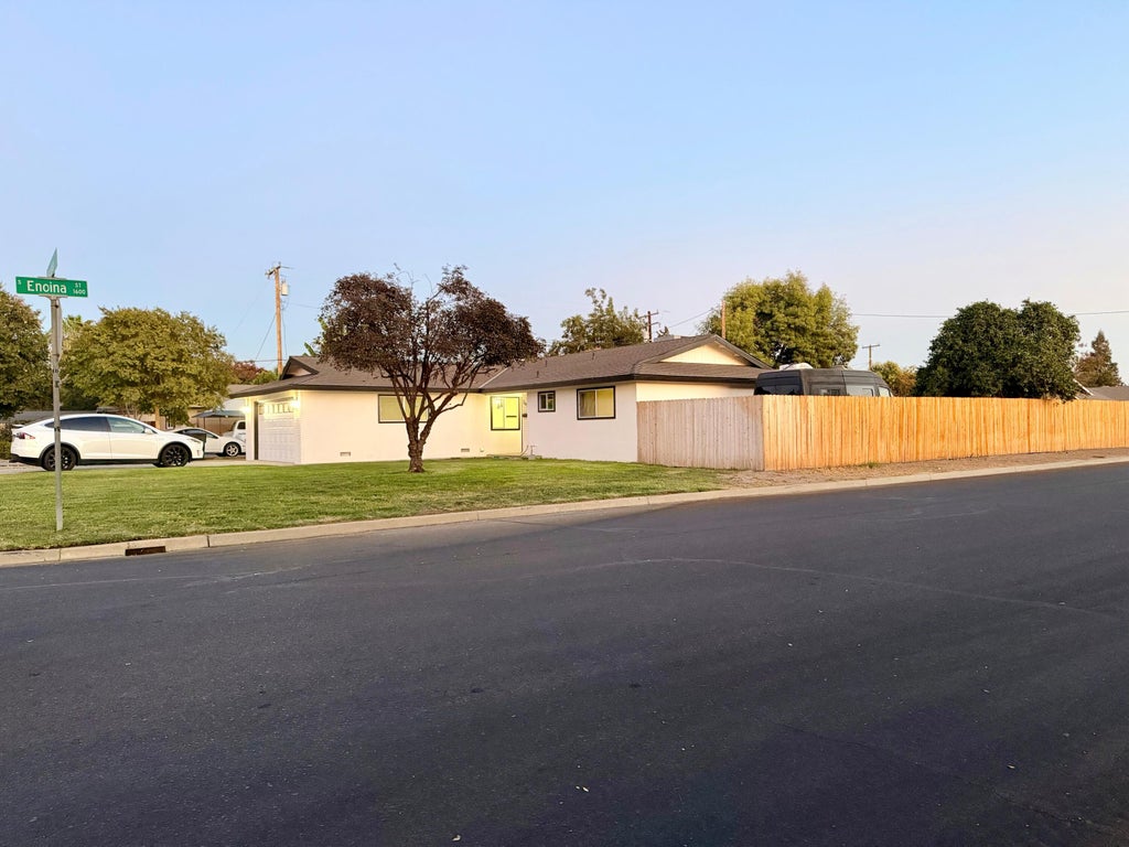 Photo of 249 W Paradise Avenue, Visalia, CA 93277 (MLS # 244249)