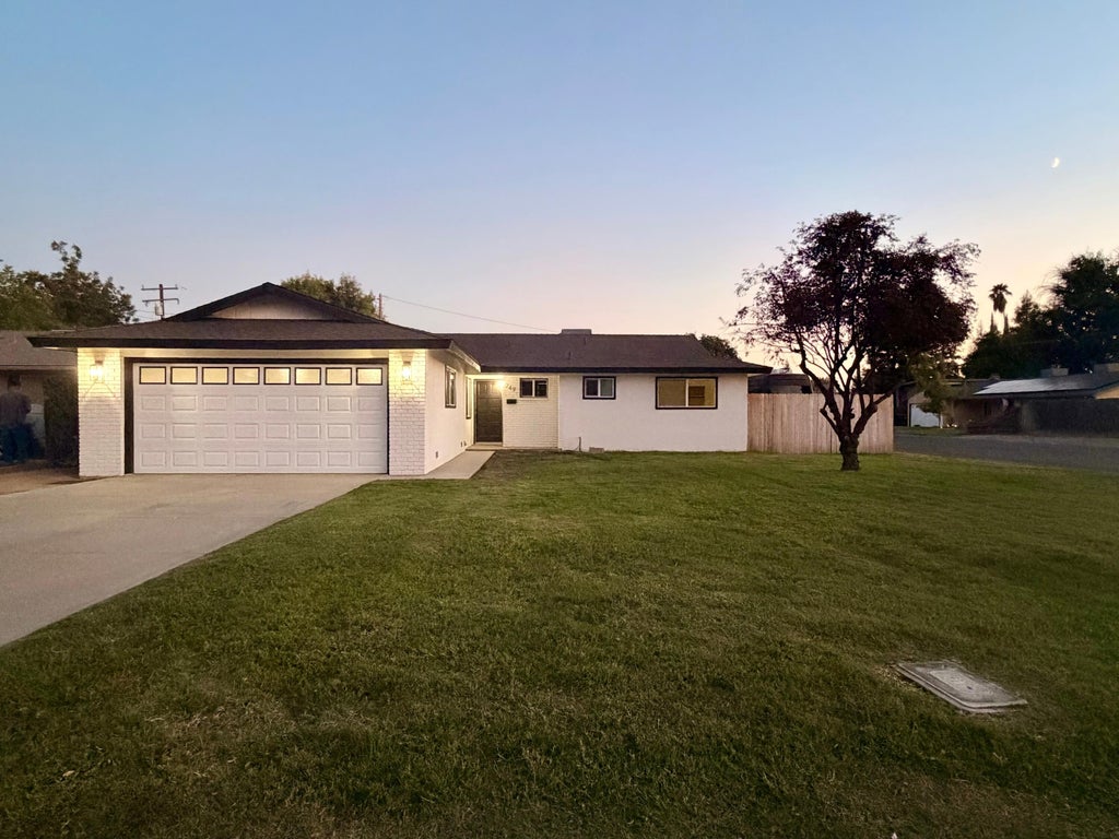 Photo of 249 W Paradise Avenue, Visalia, CA 93277 (MLS # 244249)