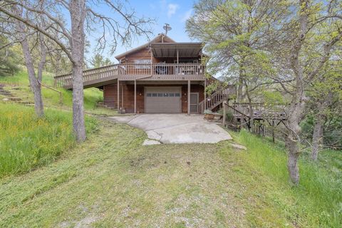 Photo of 43677 Washburn Drive, Three Rivers, CA 93271 (MLS # 239998)