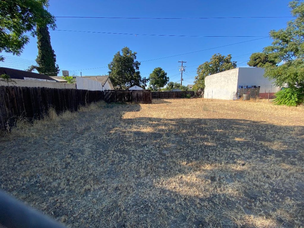 Photo of 128 W Houston Avenue, Visalia, CA 93291 (MLS # 244154)